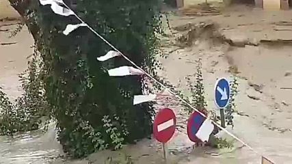 Наводнения в Испания – под вода са къщи, разрушени са пътища
