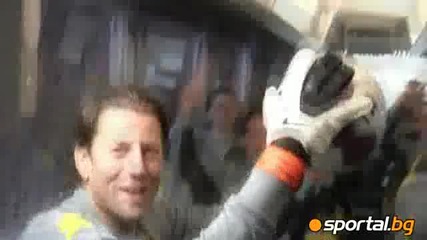 Вратаря на Борусия Дортмунд, хвана топка в движещ се автобус 