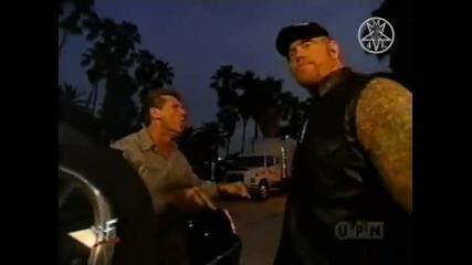Гробаря и Сара чакат Далас Пейдж на паркинга Wwe 06/21/01
