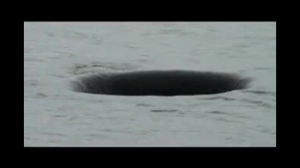 Странна дупка във водата. 
