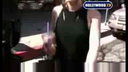 Hilary Duff Hunts For The Right Shades