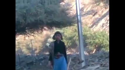 Арабин се разхожда върху жици