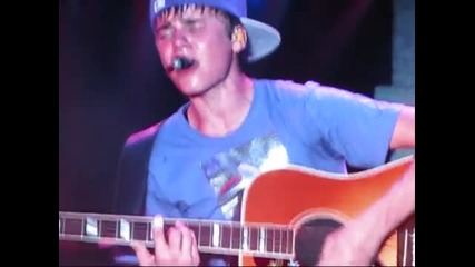 Justin Bieber пее Never Let You Go в Малайзия 21.04.2011