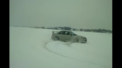 Subaru Impreza се забавлява в снега!