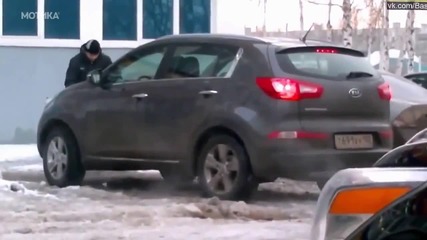 Жена шофьор се опитва да потегли с дръпната ръчна