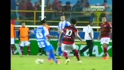 Ronaldinho трик + пас без да гледа! Най-добрия футболист