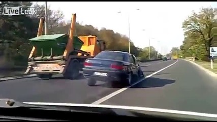 Пиян шофьор шофира въпреки,че колата му е ударена !