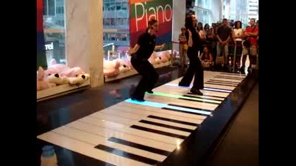 Невероятно! Свирене на пиано с крака. 
