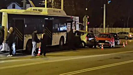 Автобус удари три коли и помете павилиони в София, жена е пострадала
