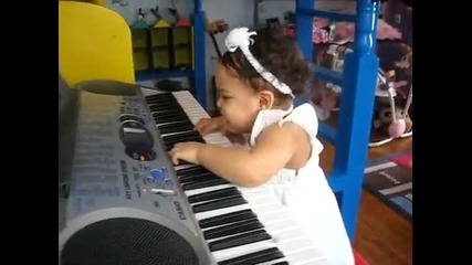 Бебе с електронно пиано 