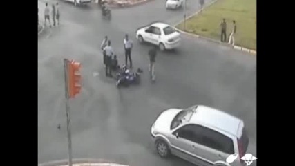 Мотоциклетист Се Удря В Камион