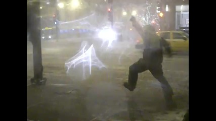 Силен вятър направо го отнесе - Смях