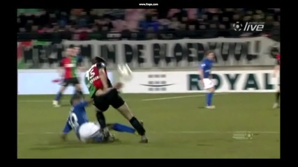 Ужас : Зверски фал , при който крака на футболист от Нек Ниймеген беше натрошен [hd]