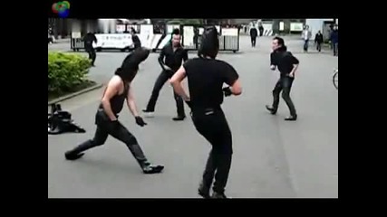 Японски рокери танцуват на улицата !