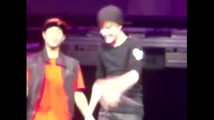 Justin Bieber Lauging in concert [funny