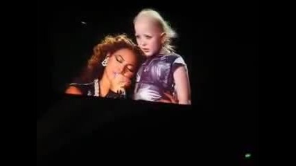 Beyonce singing sings Halo to helps sick little girl with Cancer Chelsea in Sydney Australia