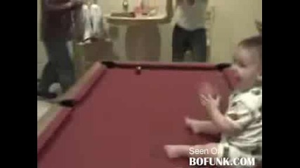 ! Бебе играе билярд по - добре от възрастен !