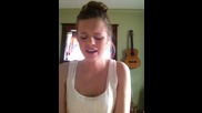 Тази красавица взриви интернет с пеенето си!