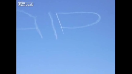 Самолет пише "airshow" в Небето