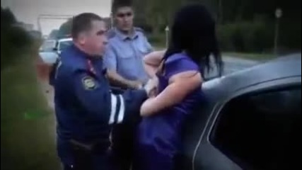 Полицаи арестуваха пияна сватбарка зад волана