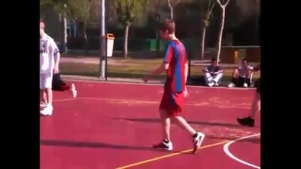 Джъстин Бийбър играе футбол в Испания с екипа на Барселона 