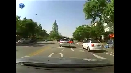 Тъпанар се прави на ударен от кола