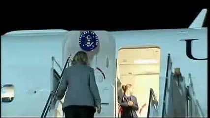 Хилари Клинтън се пребива на стълбичката на самолета 