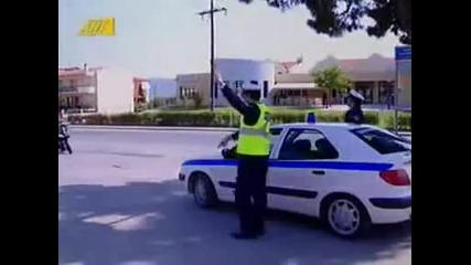 Полицай опитва да спре моторист смях !!