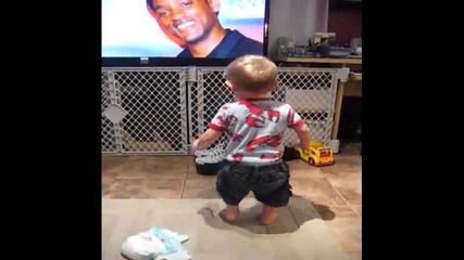 Сладък бебок захвърля памперса ,щуро танцува пред телевизора. Смях