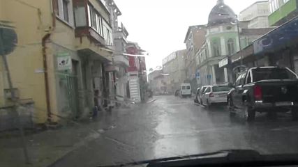 Пороен дъжд превърна за кратко улиците в Разград в реки