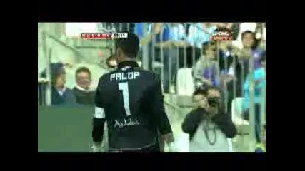 Вратаря на Севиля Палоп падна от гредата на мача с Малага (смях) 