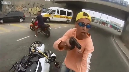 Крадец е прострелян от полицай при опит да открадне мотор - Заснето с Helmet Cam