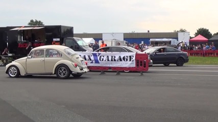 Volkswagen Beetle срещу Mercedes C63 Amg