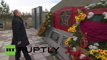 Русия: Путин оставя цветя на паметника на Съветските войни