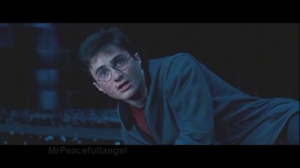 Dumbaldor Strelqne sus pistolet srestu Voldemor