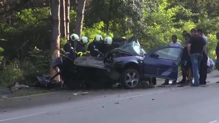 Младо семейство загина при тежка катастрофа
