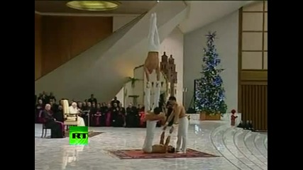 Акробати шоу пред папата 