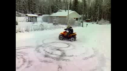 Момченце се кефи на Atv в снега :)