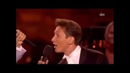 Коледна песен - Cliff Richard & Helmut Lotti - Marys Boy Child 