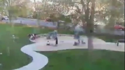 Ужасяваща гледка.огромно дърво рухна върху детска площадка в град Челси в американския щат Масачузет