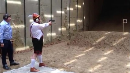 Баварец тества пистолет - смях