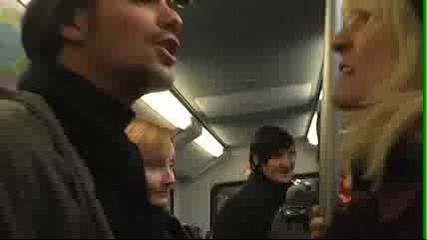 Момиче Пее На Висок Глас В Метрото 