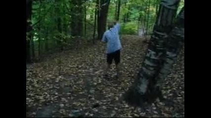 Разбиване на стар касетофон. 