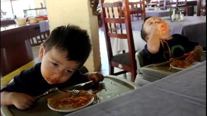 Близнаци заспиват над храната си