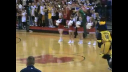 Талисмана на Pacers Panther забива
