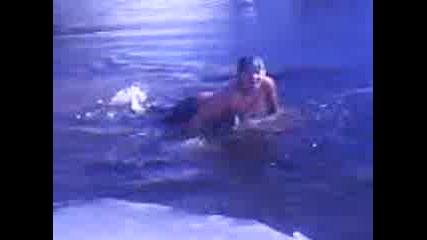 Чоко - лудият циганин скача в река Вит 