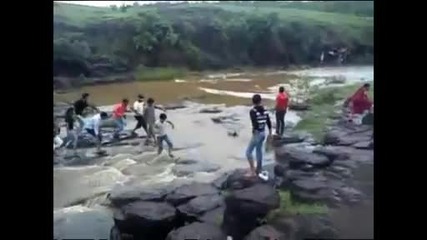 (2012) Злополучен Пикник река Отнесе и удави цяло семейство във Индия