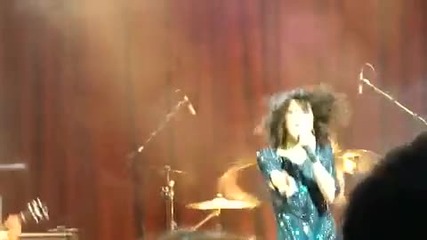Selena Gomez & The Scene - Tell Me Something I Dont Know live