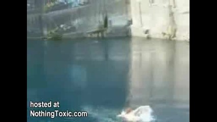 Човек скача във вода от доста високо.не изплува :(