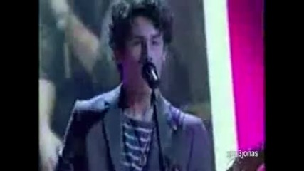 Ник Джонас пее на наградите грами 2010 